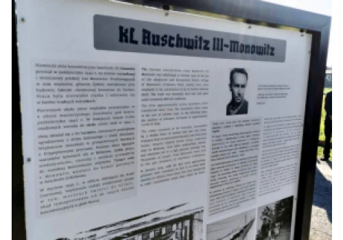 Odsłonięto tablicę przypominającą o obozie Auschwitz III-Monowitz
