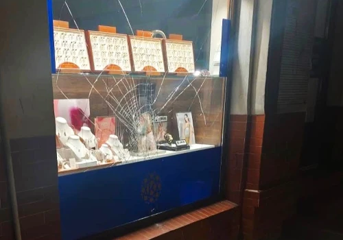 Próbował włamać się do salonu jubilerskiego. Został zatrzymany przez policjantów
