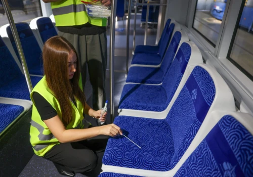 Ze specjalnymi próbkami sprawdzają ilość bakterii we wrocławskich tramwajach i autobusach