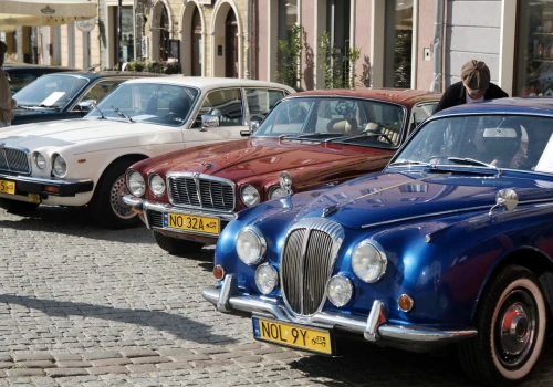 Olsztyńska starówka zamieniła się w wystawę klasyków. Królowała brytyjska motoryzacja