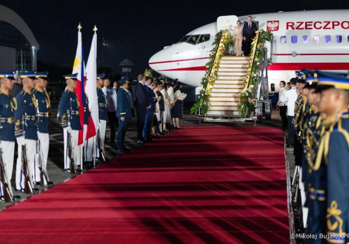 Filipiny urządziły Nawrockim huczne powitanie. Były tańce i czerwony dywan