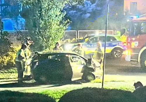 Pijany kierowca zakończył jazdę na drzewie. Nie miał nawet prawa jazdy