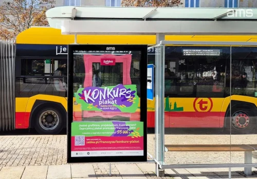 Żabka promuje konkurs na plakat kampanią OOH w Warszawie i Poznaniu
