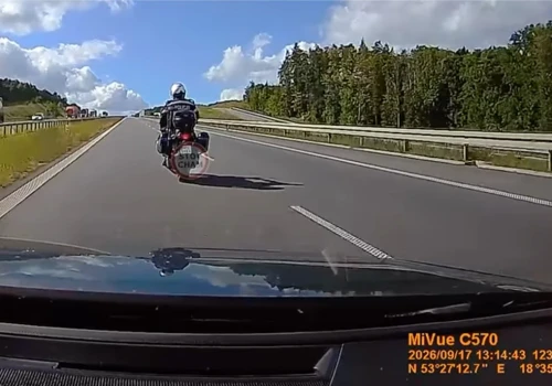 Nietypowe ostrzeżenie? Policjant zajeżdża drogę kierowcy na ekspresówce