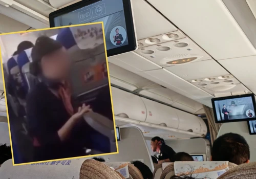 Stewardesa klęczała przed pasażerem. Nagranie wywołało oburzenie