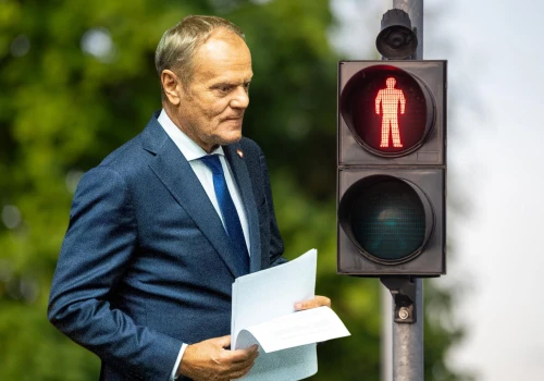 Tusk przeszedł na czerwonym? Doradca Nawrockiego oznaczył policję: „Powinien być man…