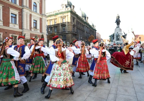 Nietypowy pochód przeszedł przez Kraków. To „Przenosiny” studentów ASP