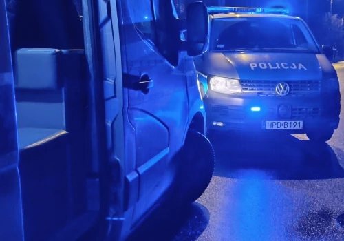 Auto wypadło z jezdni, uderzyło w skarpę. Są utrudnienia na drodze krajowej nr 74