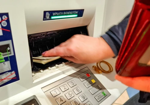 Uważaj ile wpłacasz w bankomacie. Bank może powiadomić skarbówkę