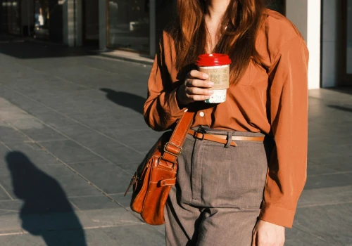 Sztruksowe spodnie wracają do łask. Te dwa modele świetnie wpisują się w jesienne trendy