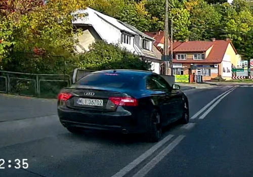Kolejny idiota wyprzedzający na przejściu dla pieszych