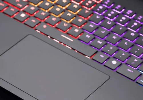 Laptop z RTX 5070 taniej o 833 zł. Do tego słuchawki i zasilacz za 900 zł gratis