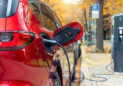 Elektryki po raz pierwszy wyprzedziły benzyniaki. W Europie święto, ale jeden kraj ostro hamuje