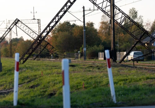 Słupy energetyczne runęły na tory. Paraliż na trasie kolejowej Stalowa Wola – Sandomierz