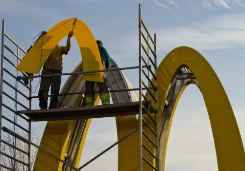 Big Mac droższy przez AI? McDonald’s pozwany