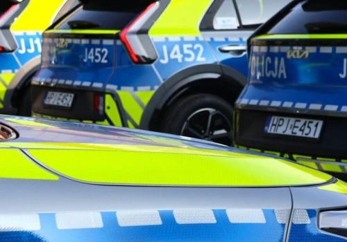2,35 mln zł na nową flotę. Opolska policja otrzymała 15 hybrydowych radiowozów