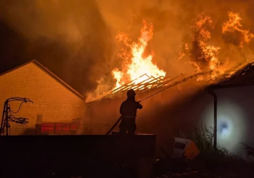 Pożar w Emolinku. Ogień zniszczył połowę budynku, strażacy walczyli przez blisko 4 godziny