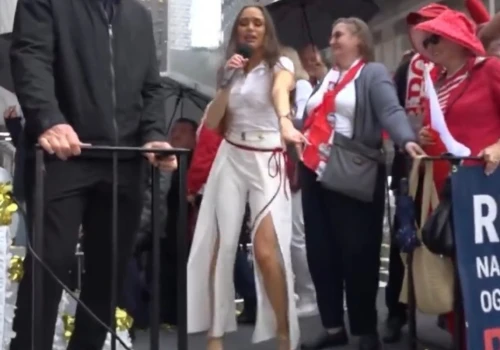 Aleksandra Gołda porwała tłumy na Piątej Alei! Padał deszcz, a Polonia śpiewała razem z nią