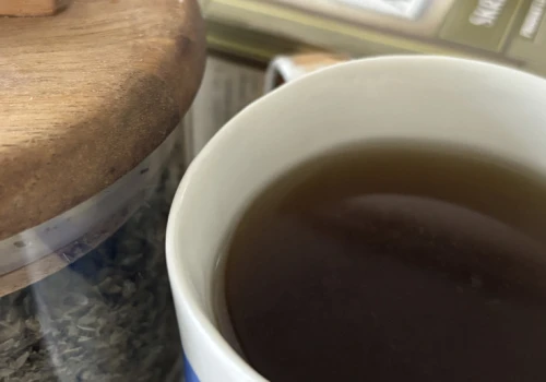 Rośnie jak chwast, a pobudza produkcję kolagenu. Kobiety pokochały tę roślinę