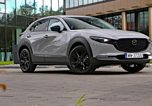 Mazda CX-30 ma już siedem lat. I cały czas idzie pod prąd, własną drogą