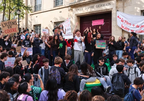Rozpoczęły się akcje przed liceami przed oczekiwanym „trzecim aktem” protestów