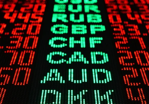 Złoty odrabia straty. Frank, dolar i funt szybko spadają ze szczytów