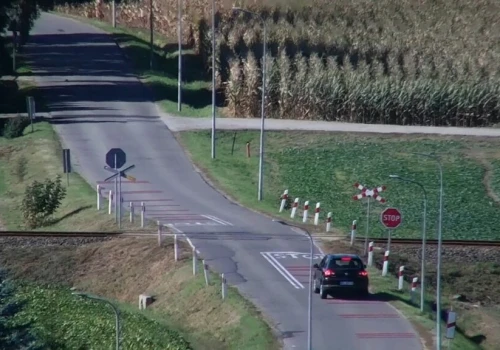 Policyjny dron nad przejazdem kolejowym w powiecie płockim