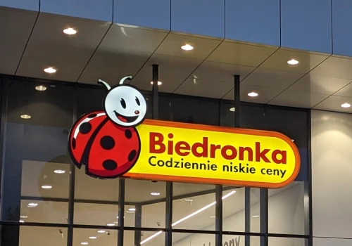 Biedronka pilnie wycofuje popularny produkt! W mięsie wykryto niebezpieczną bakterię
