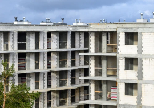 Kradzieże na placach budowy rosną jesienią i zimą. Tymczasem firmy tną ochronę