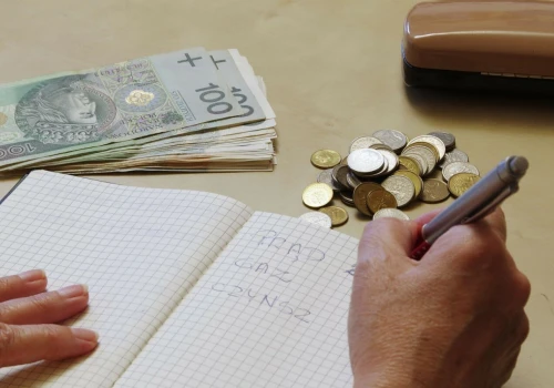 Emerytura tylko raz do roku? Nowa propozycja ZUS dla niektórych emerytów i rencistów