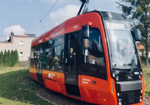 Pierwsze tramwaje z zamówionej dużej partii taboru wyjechały na tory w Katowicach