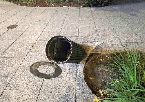Plac Pięciu Rogów o 5 rano. Kopał uliczny kosz i nie pamiętał jak się nazywa