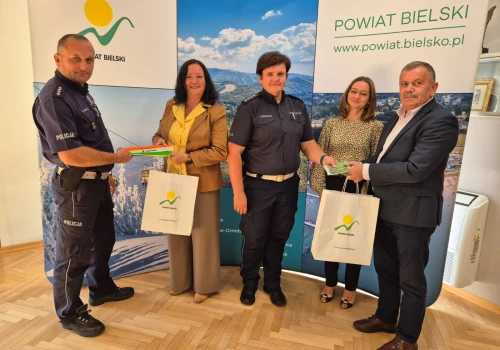Odblaski i kodeksy ruchu drogowego trafią do uczniów w powiecie bielskim