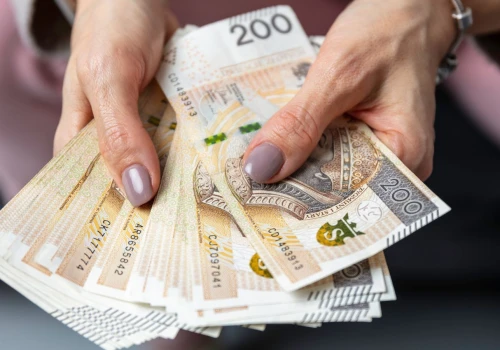 Widzisz czerwony lub zielony ślad na banknocie? Lepiej nim nie płać. Ważny komunikat NBP, to proszenie się o kłopoty