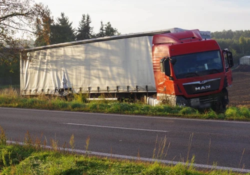 Ciężarówka zjechała do rowu na DK12. Policja ustala, dlaczego doszło do zdarzenia