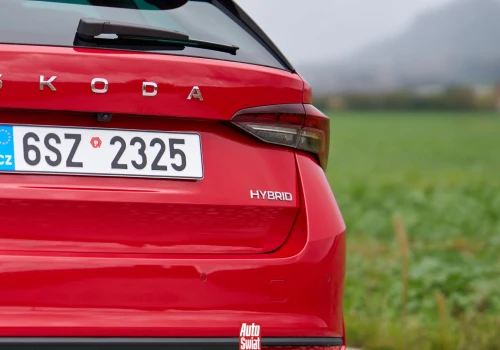 Właśnie pojawiła się Skoda Octavia Hybrid. To może być najgroźniejszy rywal Corolli