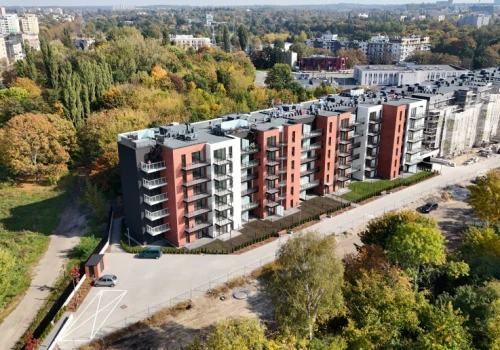 Czerpie z łódzkiego industrialu, ma mieszkania z tarasami na dachu. Nowy budynek stanął na łódzkich Bałutach