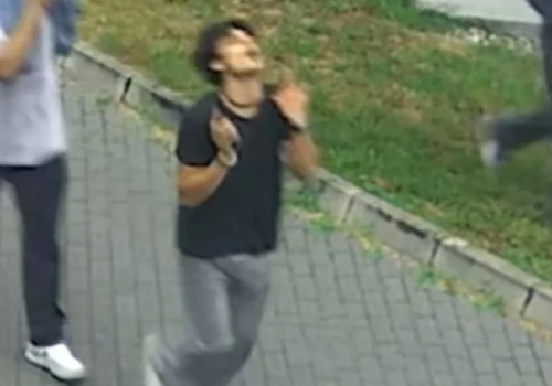 W centrum Katowic uszkodził samochód. Szuka go policja