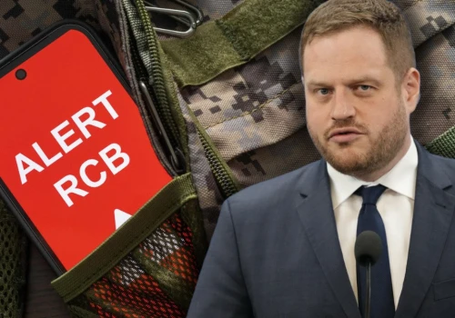 Polityk relacjonuje kontrolę poselską w RCB. 