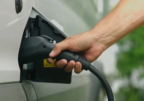 Tramwaj wjechał w elektryczny samochód. Uwagę zwraca podłączona ładowarka