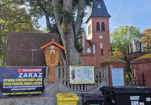 Dzwony na celowniku. Baner przy kościele ma drugie dno…