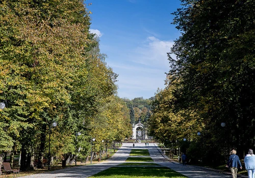 Aleja Żyrafy w TAURON Parku Śląskim po modernizacji. Nowe nawierzchnie, ławki i oświetlenie za ok. 10 mln zł
