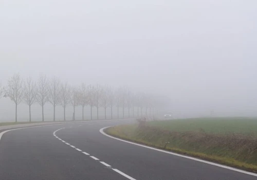 Gęsta mgła w Łodzi i regionie. IMGW ostrzega