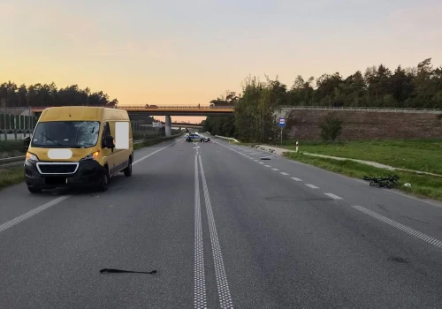 Tragiczny wypadek na „starej” trasie Lublin – Warszawa. Nie żyje rowerzysta potrącony przez Peugeota