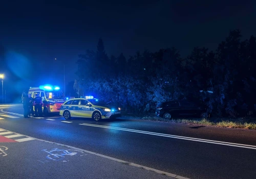 Osobówka wypadła z ronda w Kiełpinie. Na miejscu zielonogórska policja