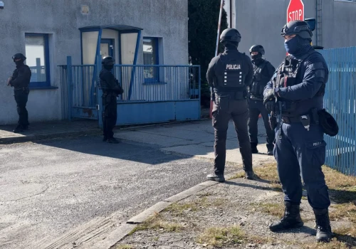 Kontrterroryści zrobili najazd na posesję w Ostrowie (ZDJĘCIA)