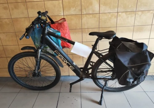 Rower elektryczny znaleziony w lesie. Policja szuka właściciela