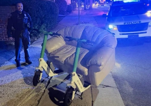 Nietypowa interwencja policji w USA. Zatrzymano mężczyzn jadących na kanapie