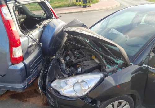 Zaczął skręcać w prawo. Zaskoczyło to jadącego za nim kierowcę Citroena