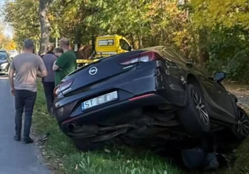Zderzenie trzech osobówek na Słowackiego. Opel wpadł do rowu